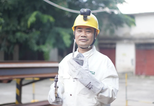 新利在线平台员工李勇:全国表彰！新利在线平台员工李勇荣膺全国劳动模范