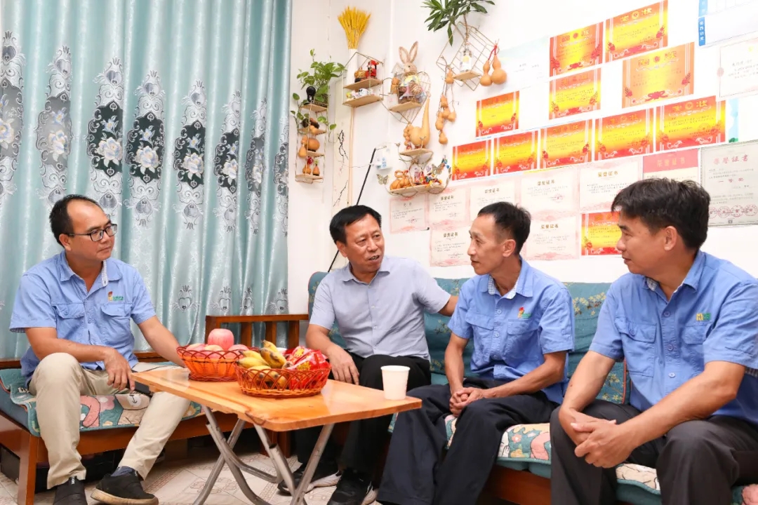 海南省总工会到新利在线平台-新利在线官网
走访慰问全国劳模朱平